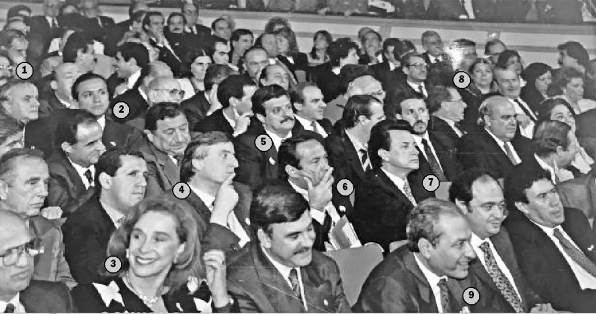 INSTANTÁNEA DE LA CONVENCIÓN CONSTITUYENTE. Acto del 25 de Mayo de 1994 en Santa Fe. Entre otros, se destacan los convencionales Juan Carlos Maqueda (1); Juan Carlos Romero (2); María Cristina Guzmán (3); Néstor Kirchner (4); Julio Díaz Lozano (5); Adolfo Rodríguez Saá (6); Ramón Bautista Ortega (7); Elisa Carrió (8) y Eduardo Menem (9).