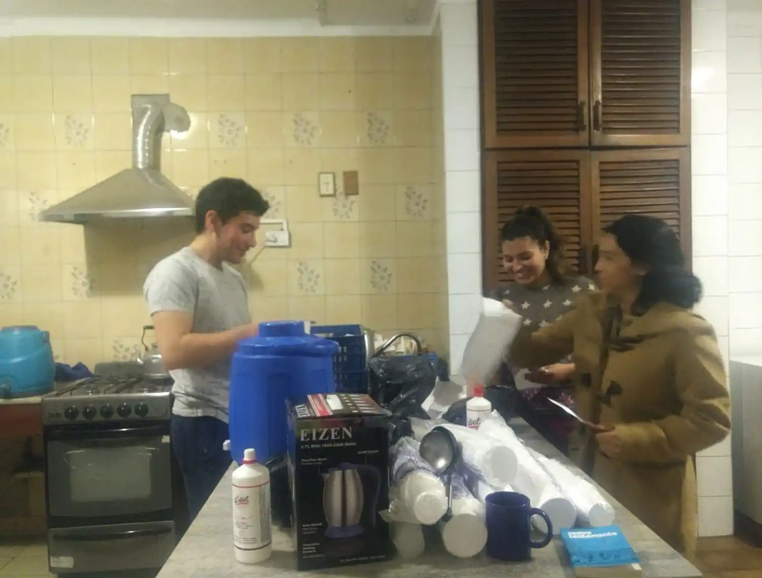 TRABAJO. Antes de salir a la calle, los chicos se reúnen en una casa a preparar las provisiones.