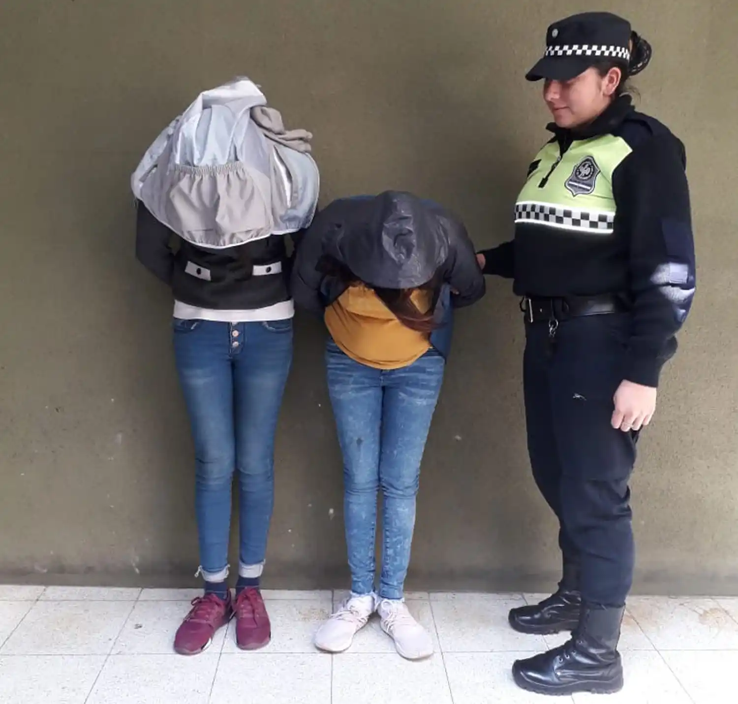 LAS ATRAPÓ LA GUARDIA URBANA. Las sospechosas tienen 22 y 23 años.