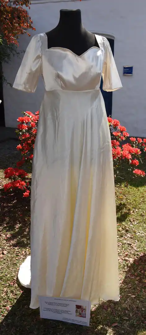 DAMA. Vestido de corte imperio, realizado por Virginia Cuellar.
