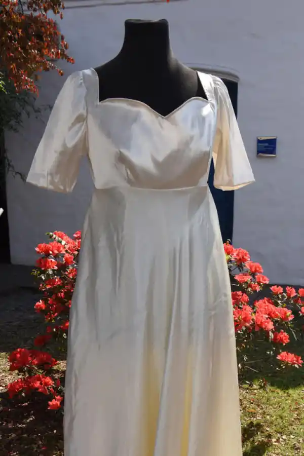 DAMA. Vestido de corte imperio, realizado por Virginia Cuellar.