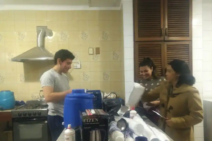 TRABAJO. Antes de salir a la calle, los chicos se reúnen en una casa a preparar las provisiones.