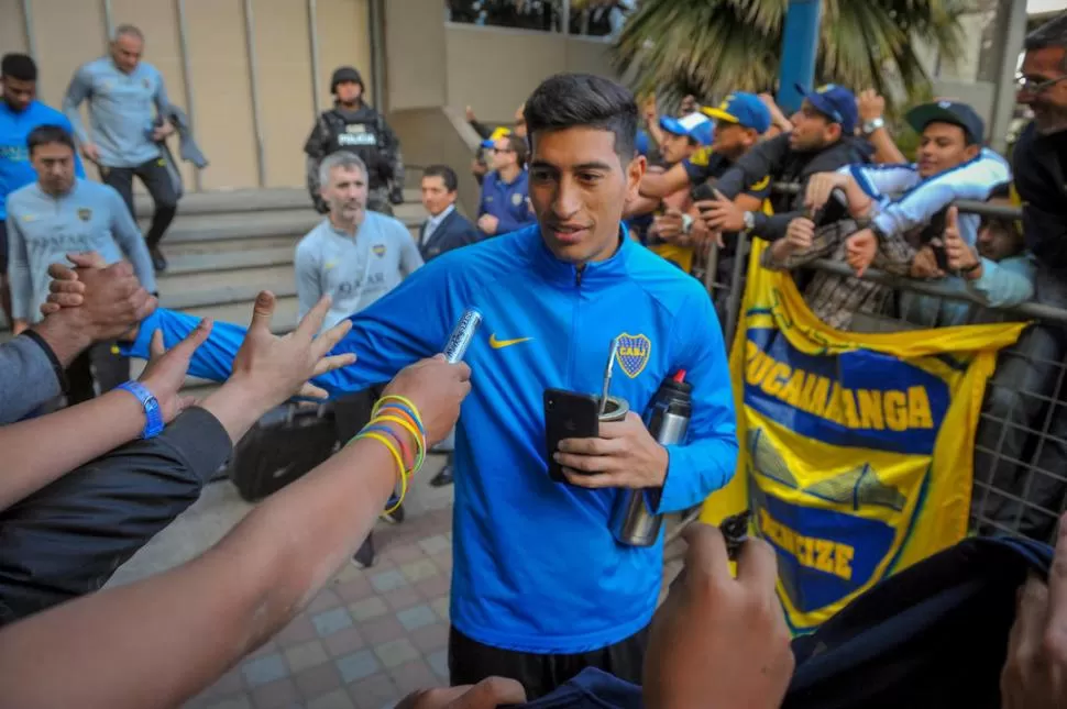 BIENVENIDA. Mate en mano, Esteban Andrada saludó a los hinchas y curiosos que los esperaron en su llegada a Ecuador. gentileza ole