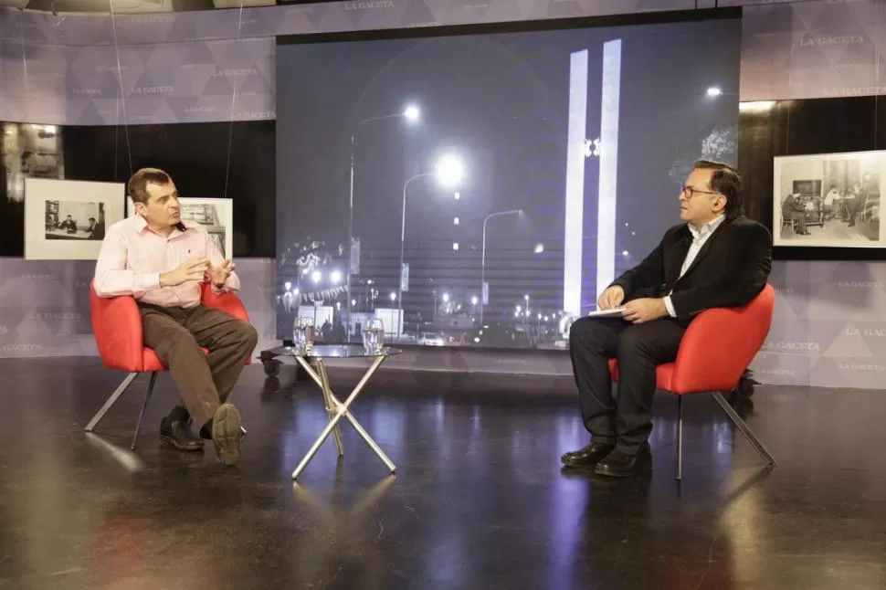 EN LA GACETA. Mario Eduardo Arena (izquierda) conversa con el periodista Daniel Fernández. 