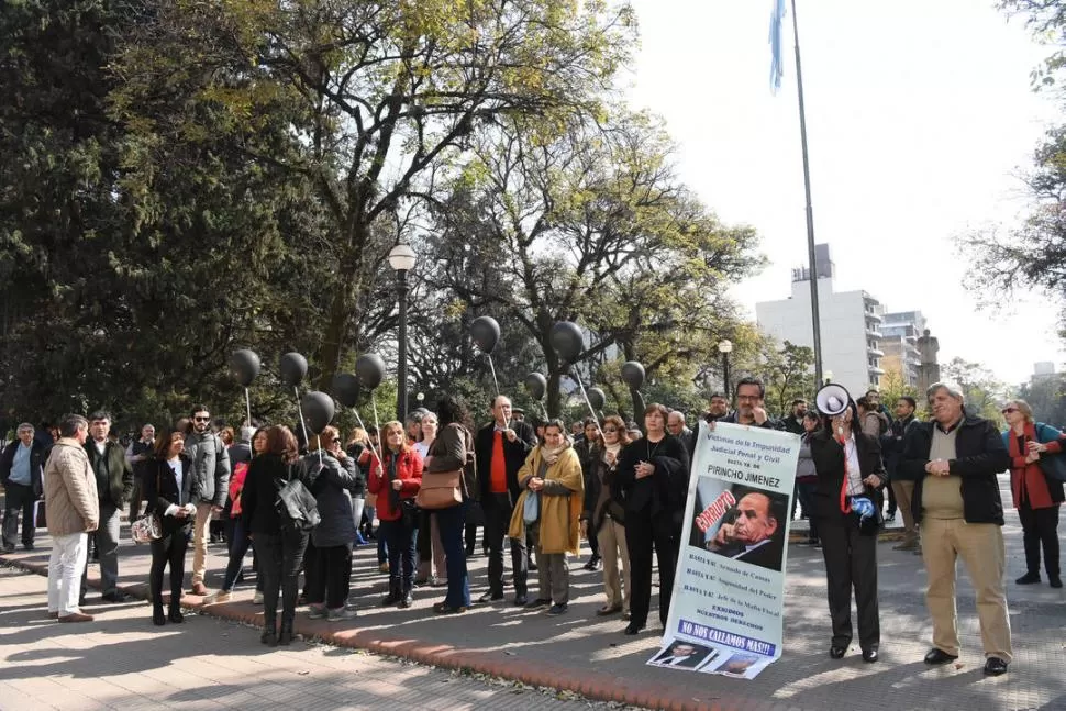 REPUDIO. Opositores, víctimas y ciudadanos protestaron afuera del Palacio. LA GACETA / FOTO DE ANALIA JARAMILLO 