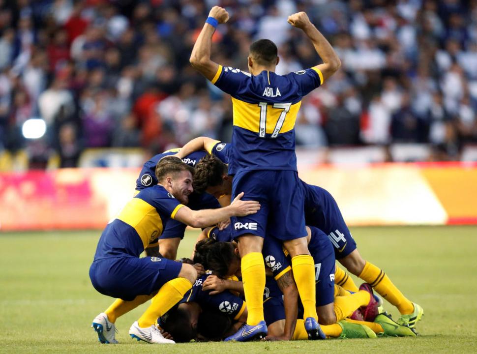 FESTEJO “XENEIZE”. “Bebelo” Reynoso marcó el segundo gol frente a los ecuatorianos y lo celebró junto a sus compañeros. Reuters