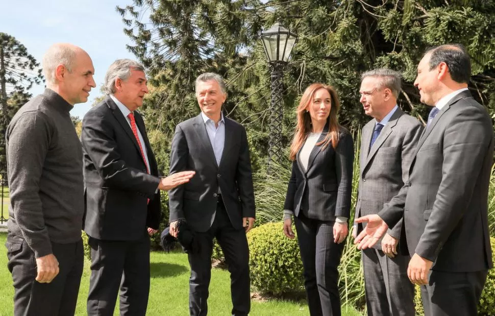 EN EL JARDÍN DE OLIVOS. Macri, al centro, sonríe; quien habla es el jujeño Morales. Lo escuchan Rodríguez Larreta, Vidal, Pichetto y Valdés. télam