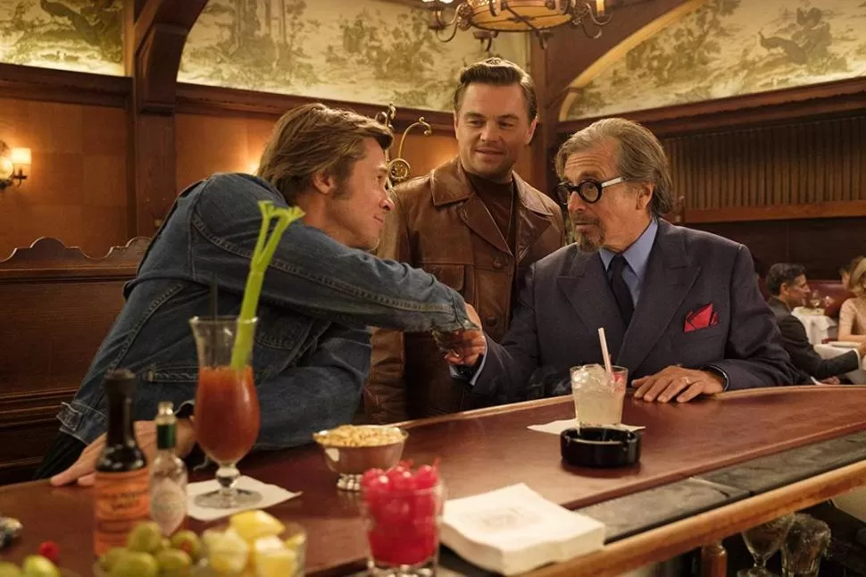 TRES LEYENDAS DE LA PANTALLA. Brad Pitt, Leonardo Di Caprio y Al Pacino en una de las escenas iniciales de la película de Quentin Tarantino. 