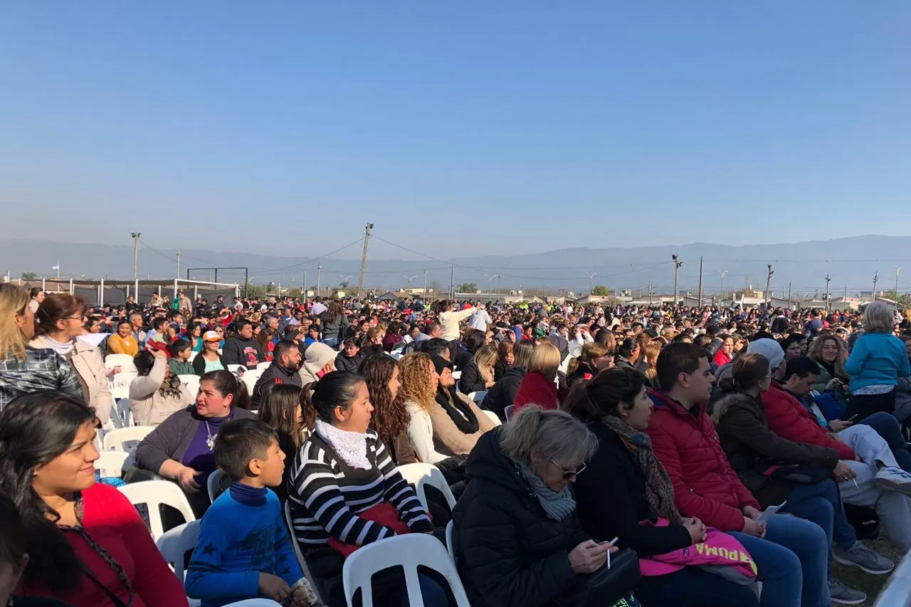 Miles de personas aguardan en Lomas de Tafí con la ilusión de tener la casa propia