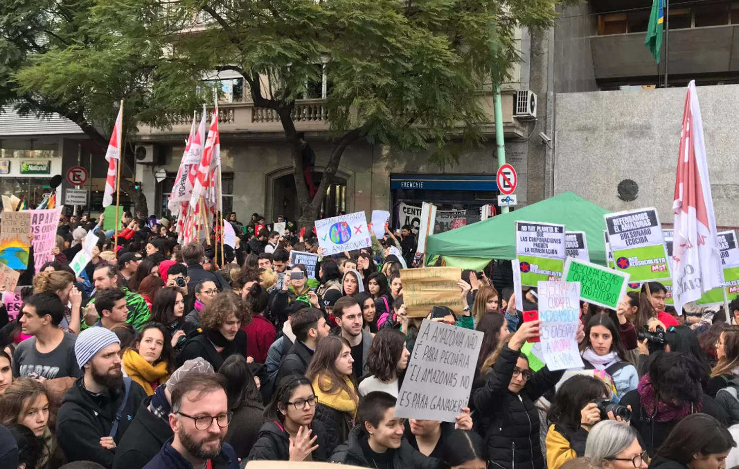 Arde el pulmón del mundo: jóvenes se manifiestan en la embajada de Brasil