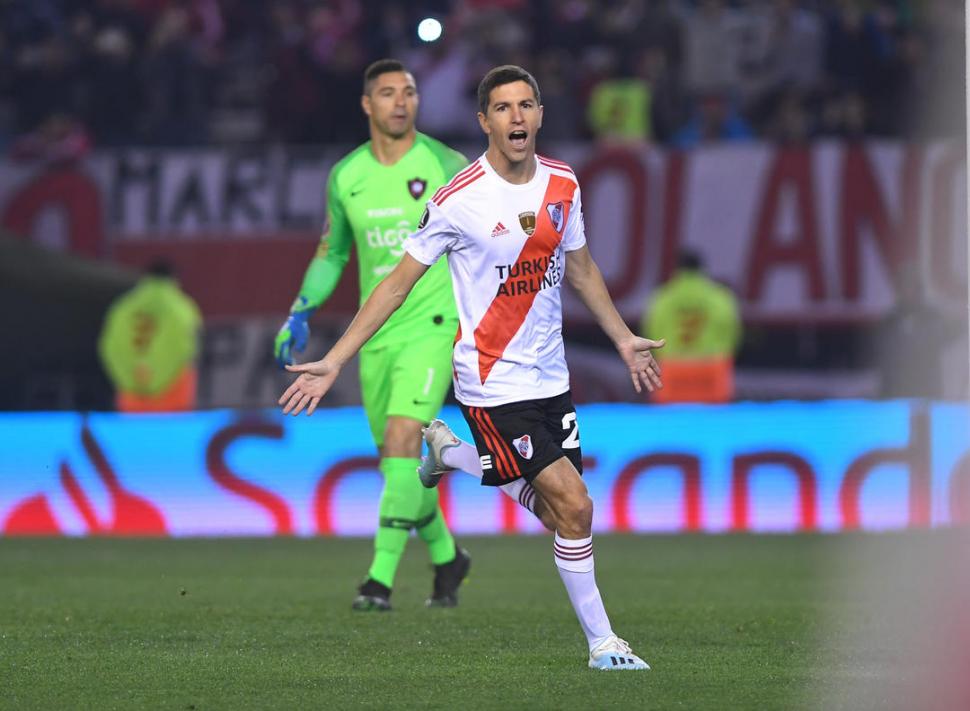 GRITO EN LA NOCHE. “Nacho” Fernández ya marcó de penal el primer gol y corre a festejarlo con sus compañeros. telam