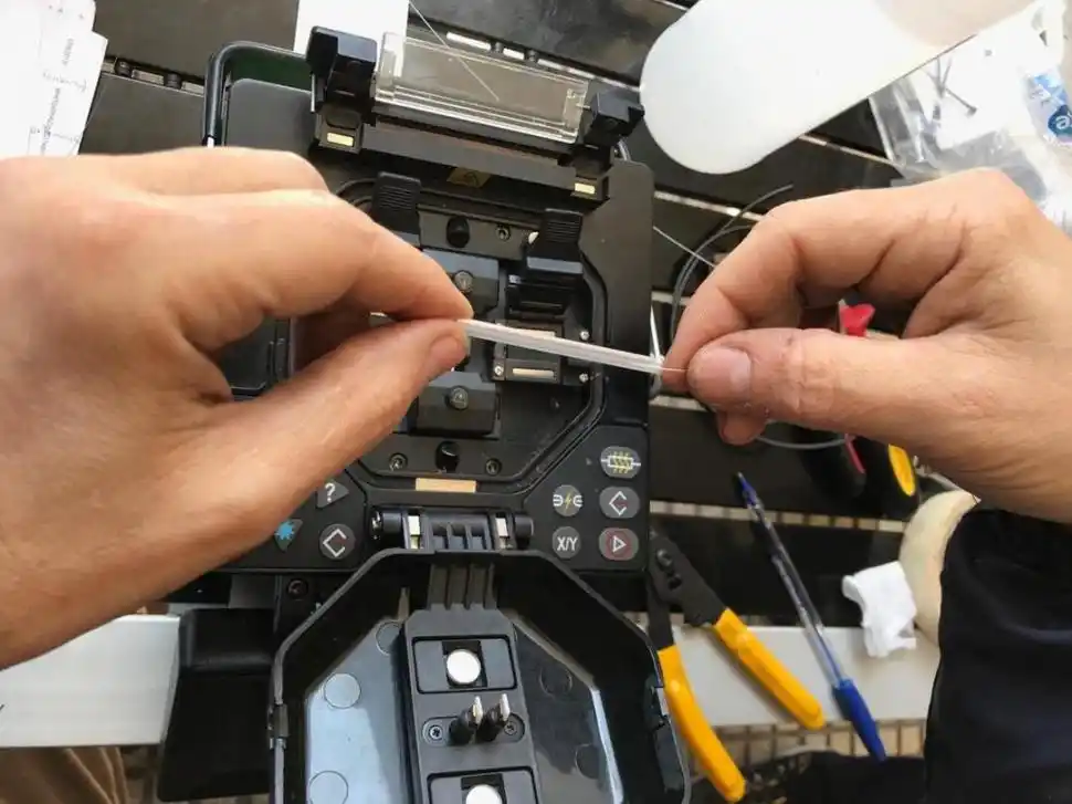 PRECISIÓN. La fibra se corta y se fusiona con parámetros milimétricos específicos. 
