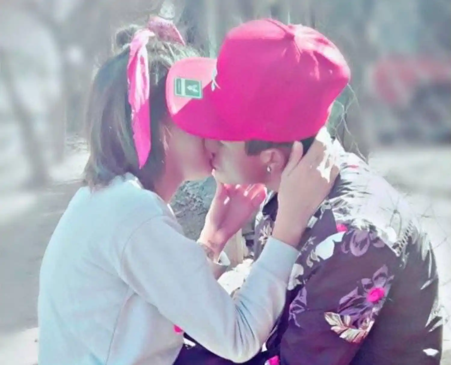 LA PAREJA. Posaban abrazados para Facebook.