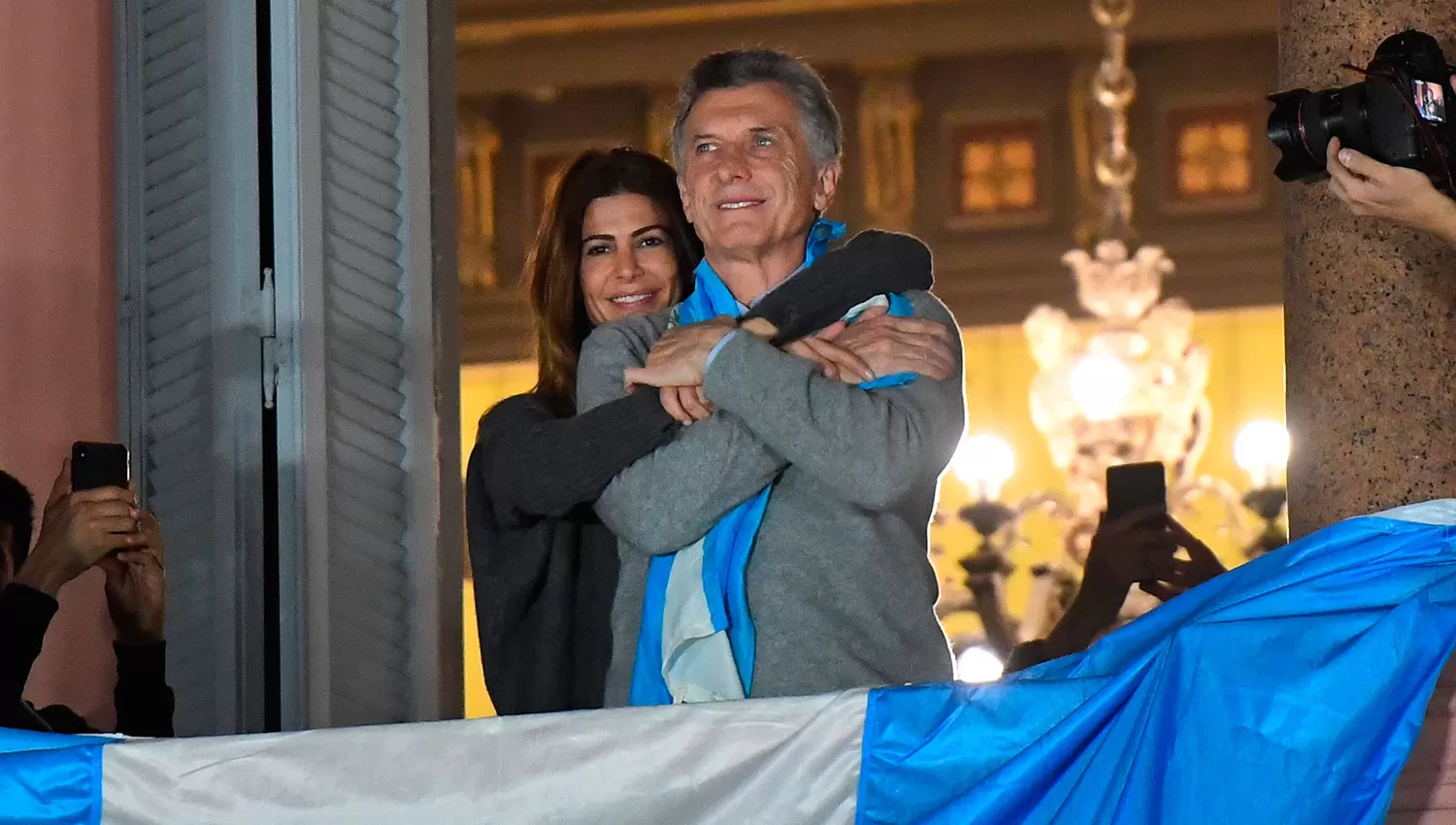 Macri y Awada salieron al balcón de la Casa Rosada. TÉLAM