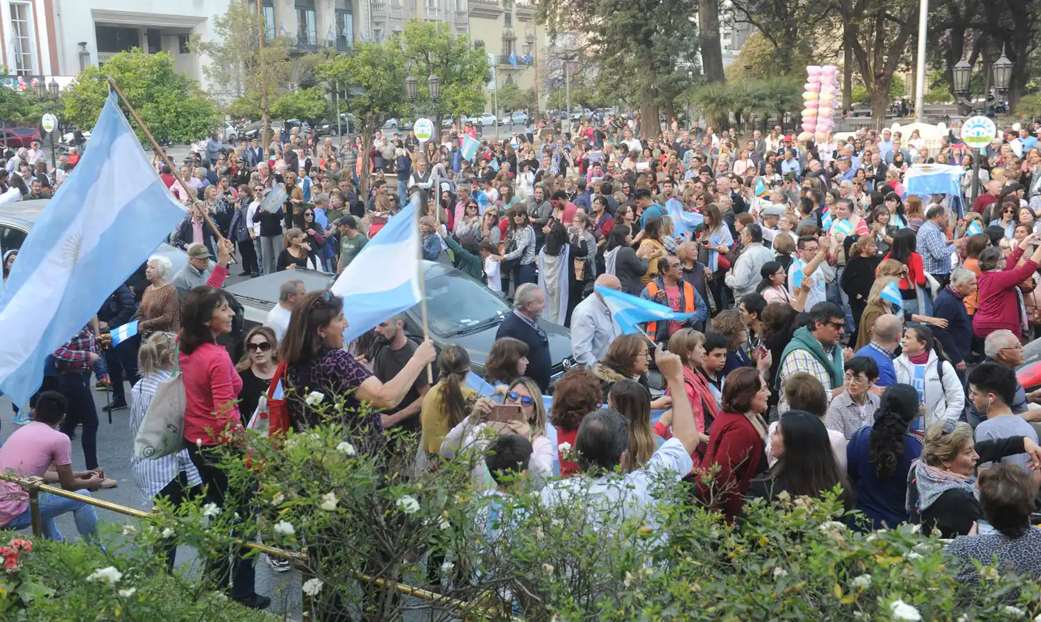 A favor del Gobierno nacional, marcharon en Tucumán y en varias ciudades del país