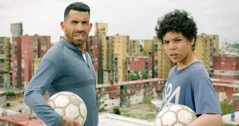 LA IMAGEN OFICIAL. Carlos Tévez aparece con Balthazar Murillo, el actor que le da vida en la serie 
