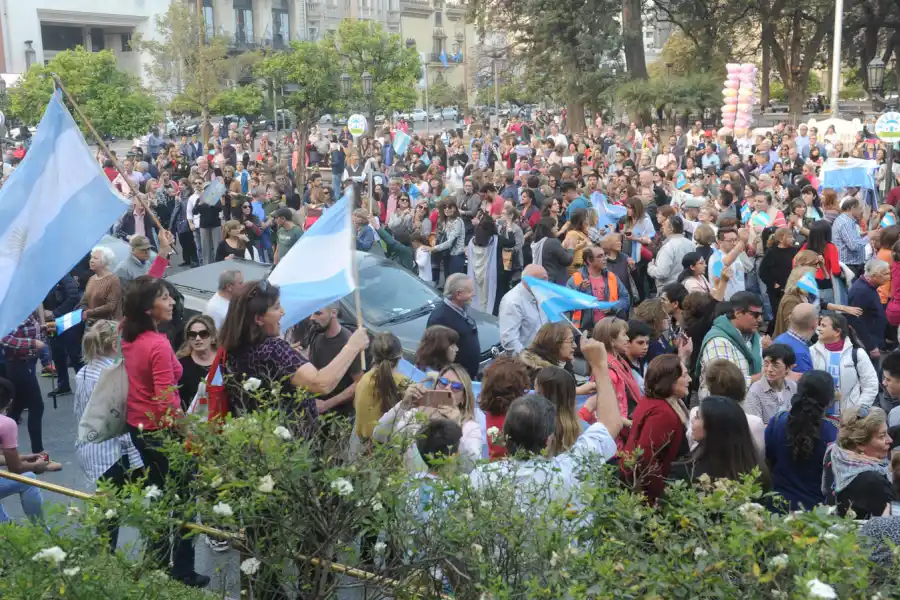 A favor del Gobierno nacional, marcharon en Tucumán y en varias ciudades del país