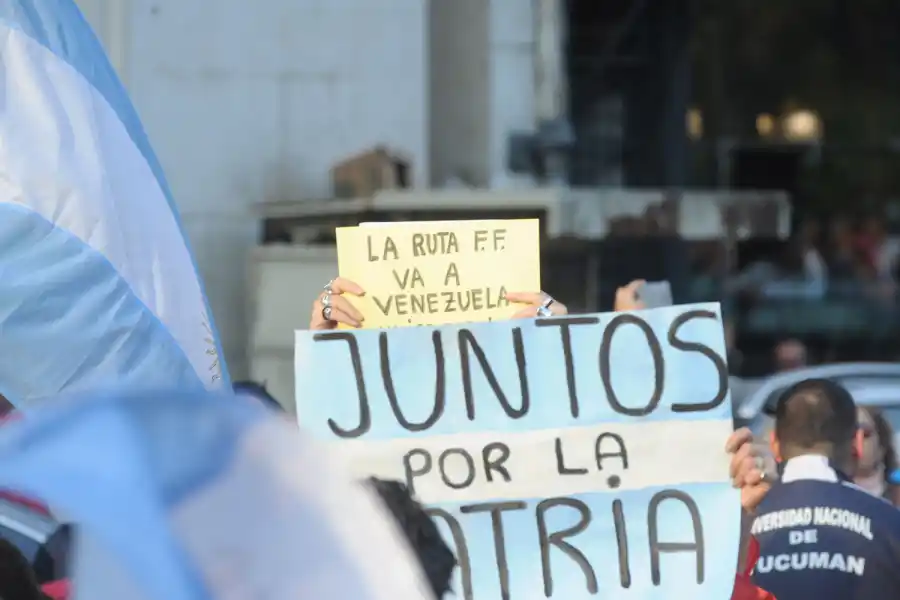 CARTELES A FAVOR DEL GOBIERNO. Llevaron banderas y pancartas.