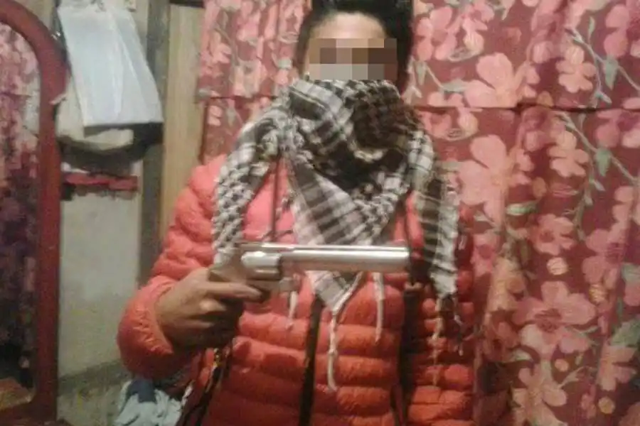 CON UN ARMA. La foto fue publicada por el novio de Dana.