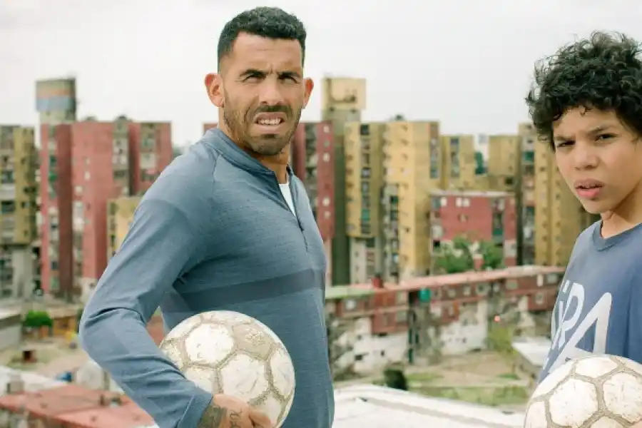 LA IMAGEN OFICIAL. Carlos Tévez aparece con Balthazar Murillo, el actor que le da vida en la serie 