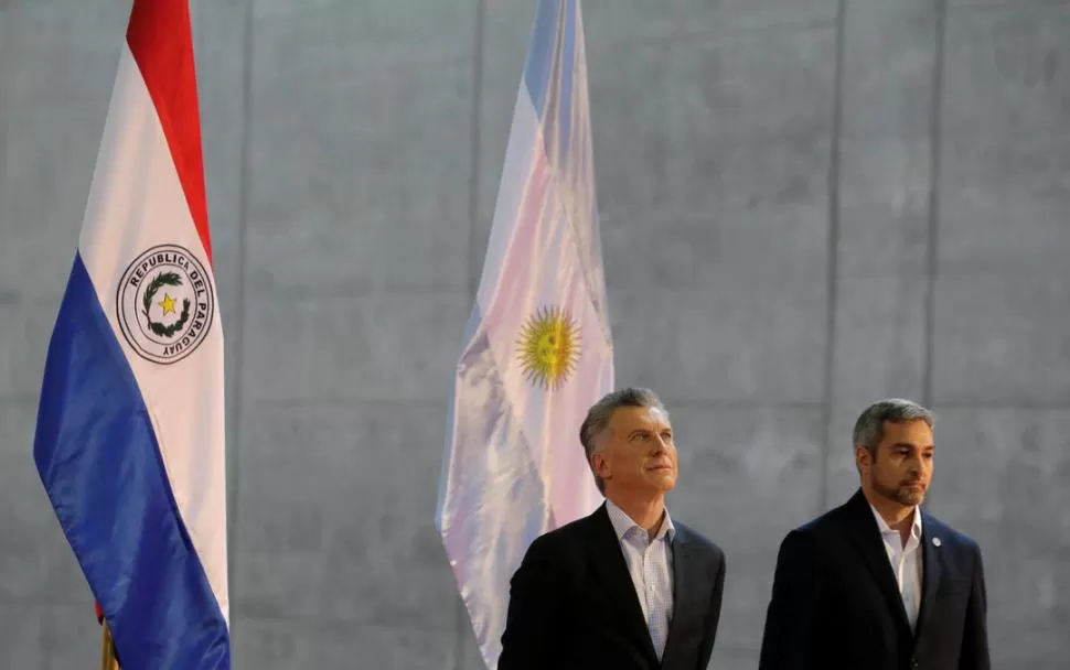 HIMNOS. Macri y Abdo Benítez, su par paraguayo, en el acto en Yacyretá. 