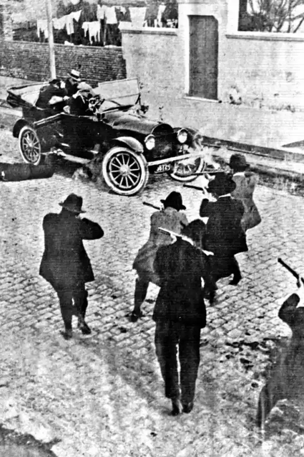 EL ATAQUE DE 1921. Disparan contra el auto del gobernador Jones, en una reconstrucción fotográfica de la revista “Caras y Caretas”.