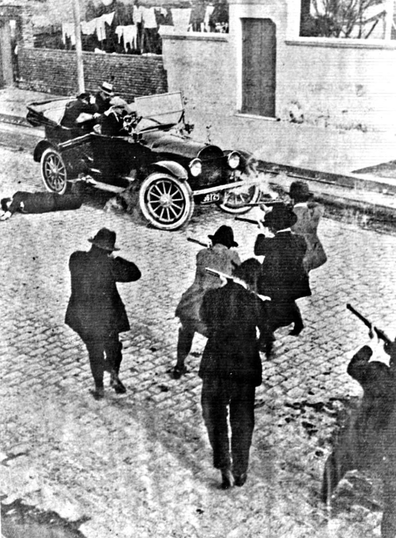 EL ATAQUE DE 1921. Disparan contra el auto del gobernador Jones, en una reconstrucción fotográfica de la revista “Caras y Caretas”.
