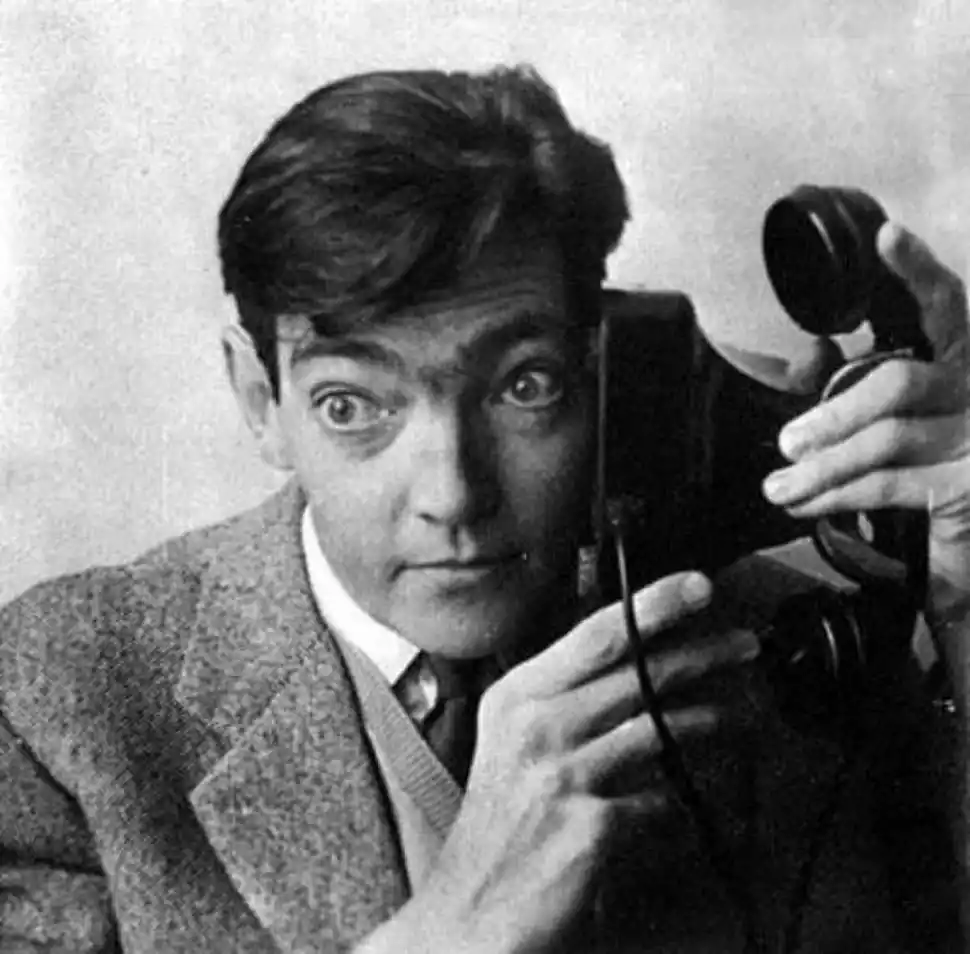 EXCÉNTRICO. El joven Cortázar juega con un teléfono. Su literatura se caracterizó por un fantástico ligado al mundo real, el humor y lo absurdo.-