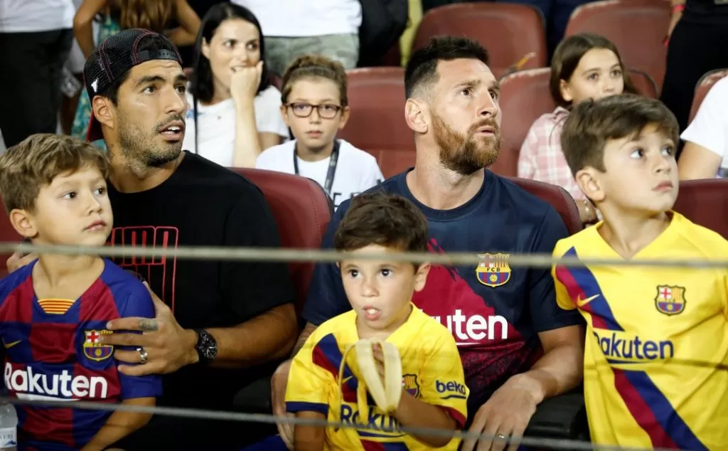 EN LA TRIBUNA. Messi, Suárez y los pequeños. 