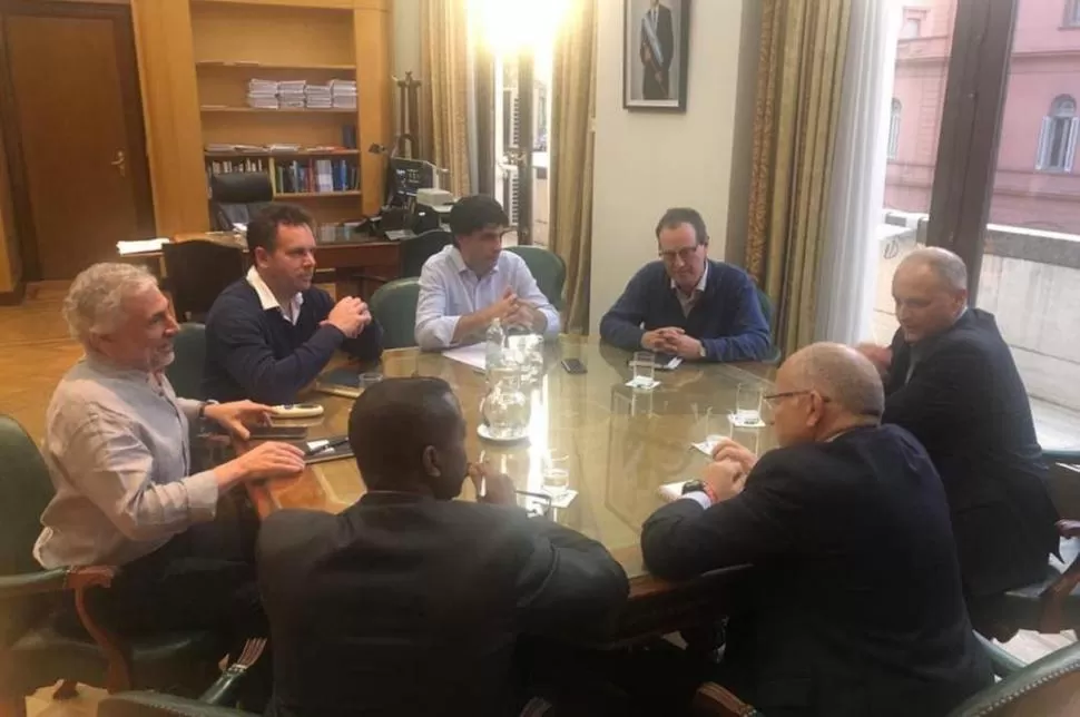 PRIMER CONTACTO. Lacunza y el equipo económico de Macri se reunieron ayer con la misión del FMI. Prensa Hacienda