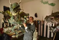 Con lo que otros desechan, él crea obras de arte, juguetes y superhéroes