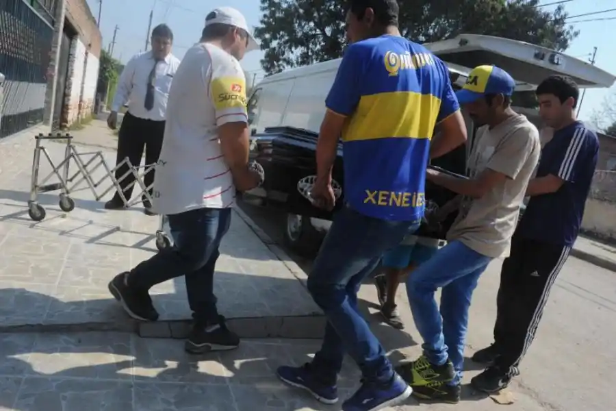 DESPEDIDA. Allegados cargaron el ataúd que contenía los restos del joven. 