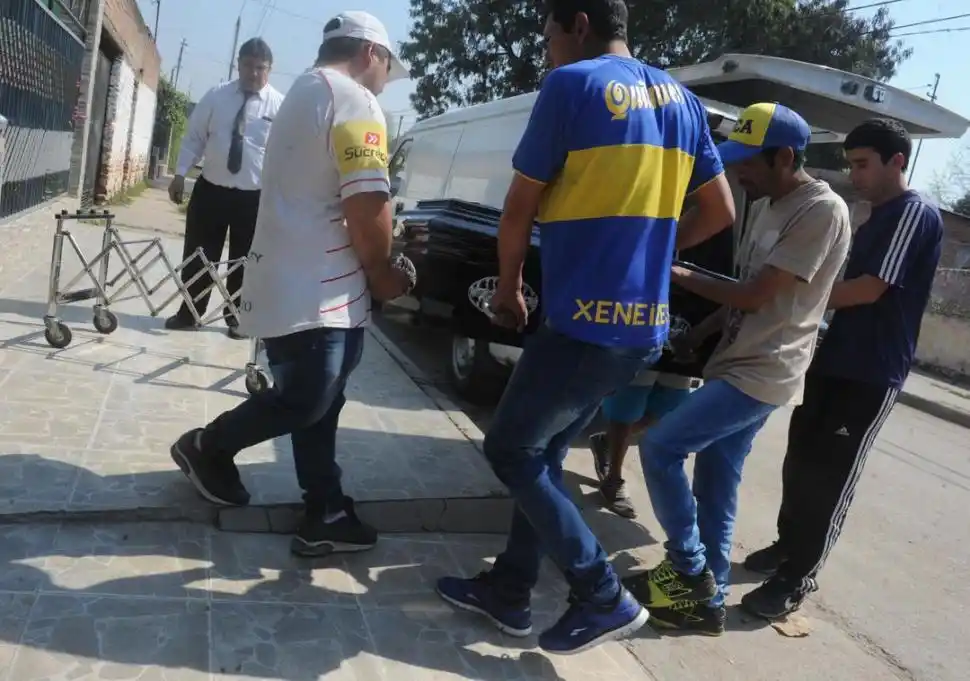 DESPEDIDA. Allegados cargaron el ataúd que contenía los restos del joven. 