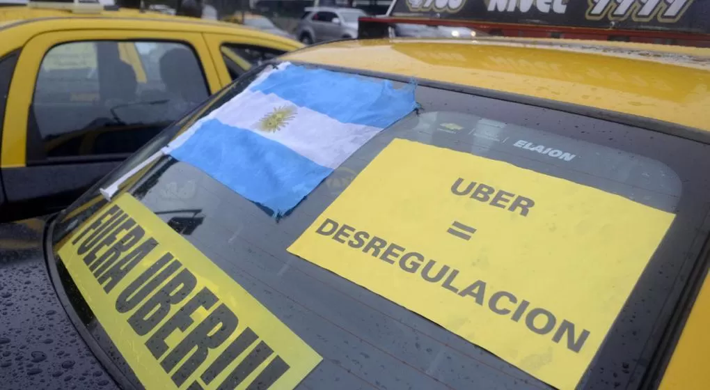 En todas las ciudades donde arribó la app, los taxistas se opusieron.