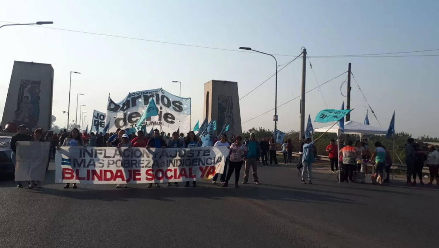 CORTES. Los manifestantes se apostaron en el puente Lucas Córdoba, que une la capital con el este. 