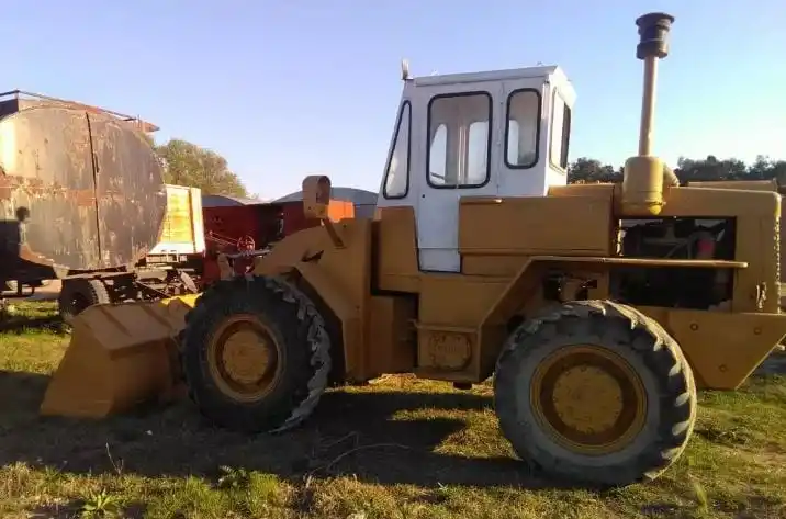 Usaron una grúa para robarse una máquina cargadora de más de 3.500 kilos 