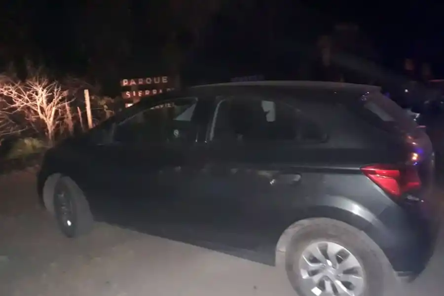 EN LA PUERTA. El auto alquilado por las turistas.-