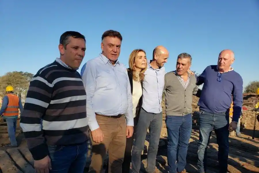 CON LA PLANA MAYOR. Gonzalo Blasco (primero a la izquierda) junto a Domingo Amaya, Silvia Elías de Pérez, Guillermo Dietrich, José Cano y José Ascárate. Foto tomada del twitter de Gonzalo Blasco.