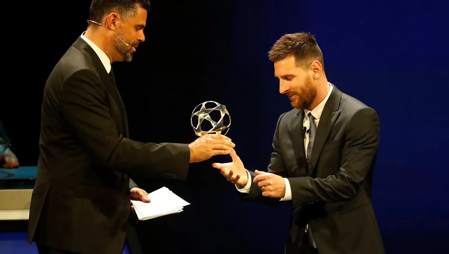 Messi recibió el premio de manos de Pedro Pinto, consultor externo de UEFA. (REUTERS)