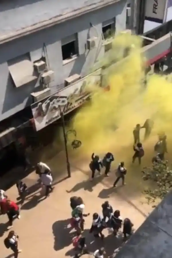 HUMO. Al salir a la calle, las estudiantes prendieron bengalas. 