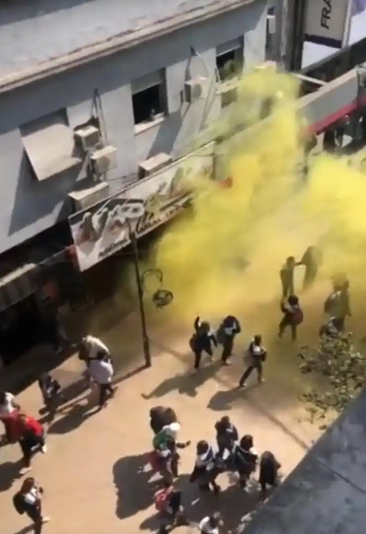 HUMO. Al salir a la calle, las estudiantes prendieron bengalas. 