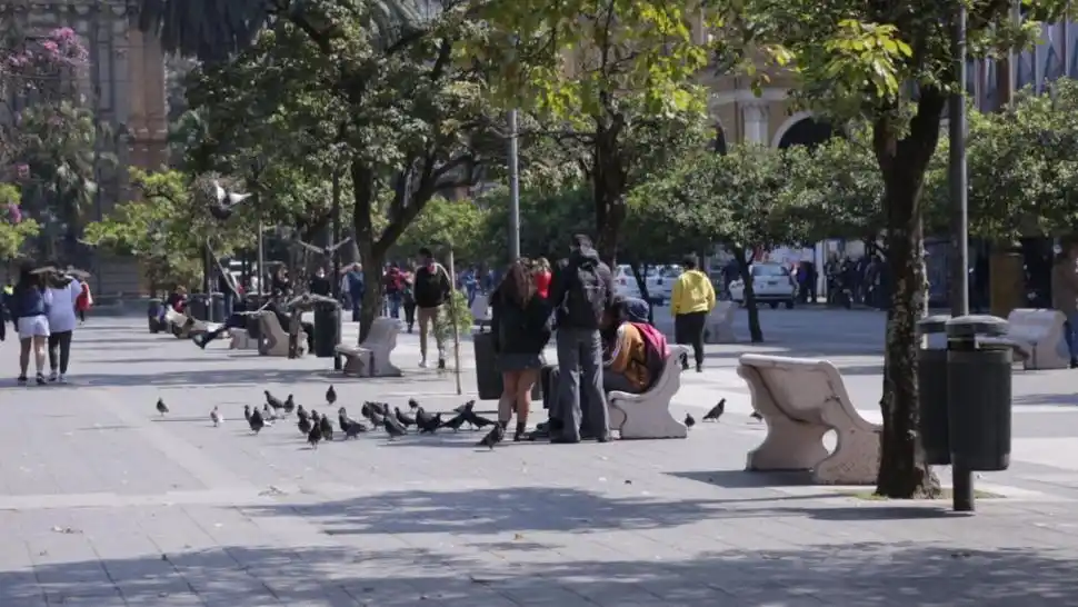 - JÓVENES. Un grupo de adolescentes, en una plaza tucumana. Ellos son el blanco principal del ciber acoso.-