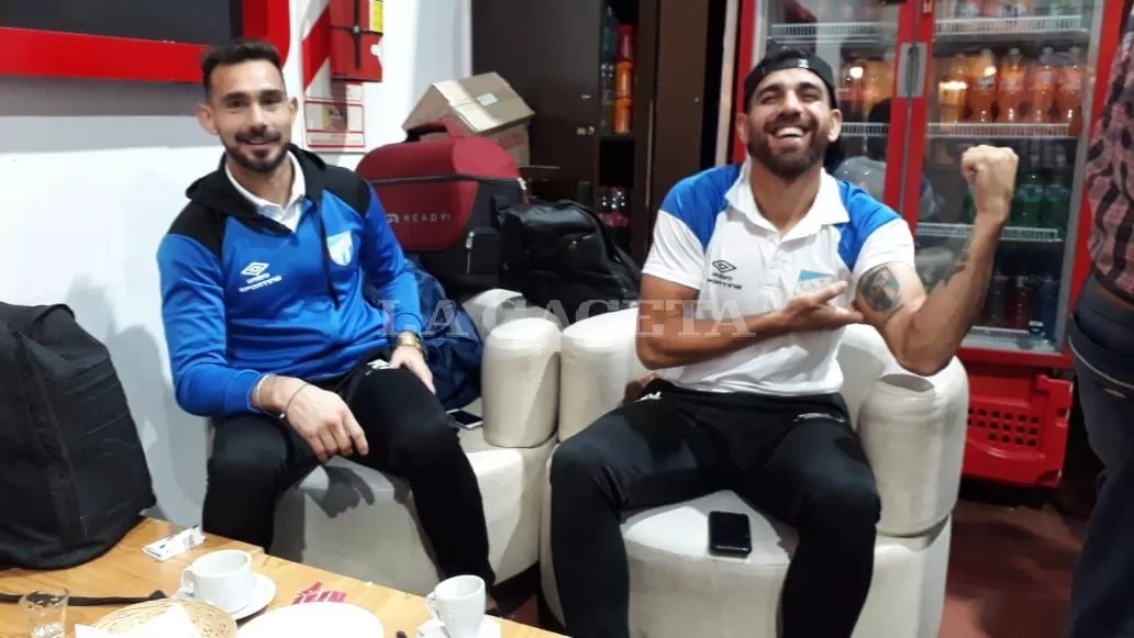 Leandro Díaz muestra el tatuaje de Atlético, mientras Alejandro Sánchez se ríe. LA GACETA ARCHIVO/FOTO DE ANALÍA JARAMILLO