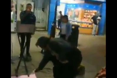 Emoción en la peatonal: pedían ayuda para un merendero y un limpiavidrios dejó un billete