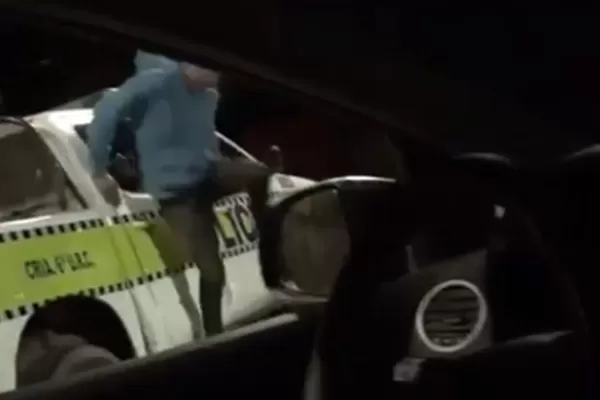 Video: saltó por la ventana del patrullero y escapó