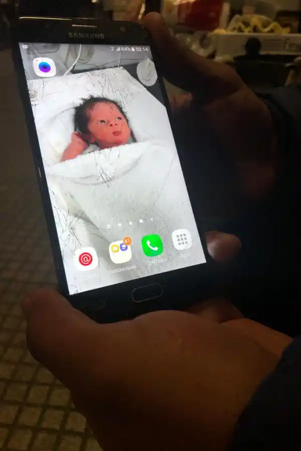 PARA SIEMPRE. La imagen de Benicio embellece la pantalla del celular de Alexis.