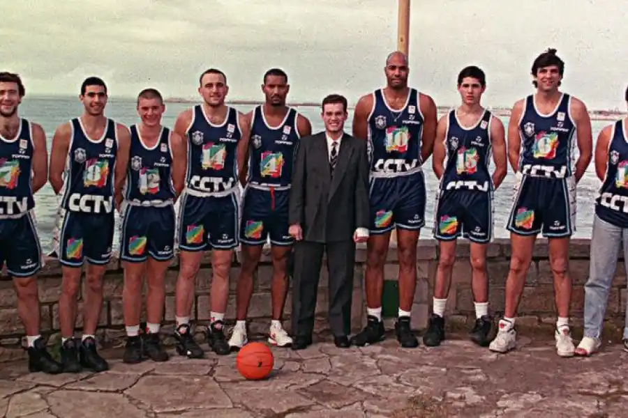 EL PAPÁ. José Marcelo Vildoza ganó con Peñarol la Liga Nacional 1993/4. 