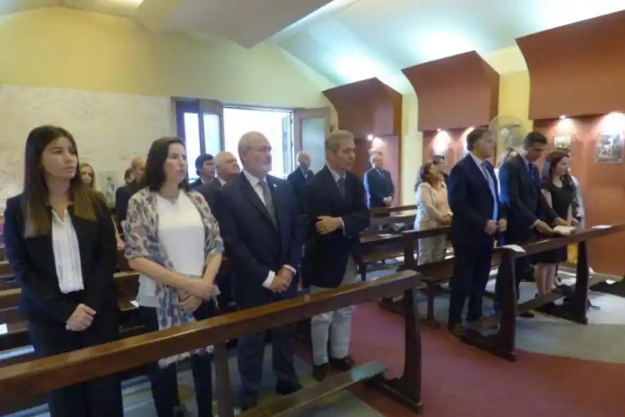 EN LA CAPILLA. Rodríguez Campos y Cossio, con los dirigentes del Colegio. prensa colegio de abogados