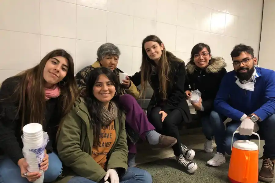 Noche de Caridad, el amigo desconocido que te escucha cuando más lo necesitás