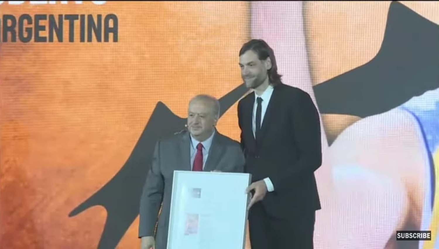 Oberto recibió la distinción del presidente saliente de FIBA, el tucumano Muratore. (FOTO TOMADA DE www.fiba.basketball)